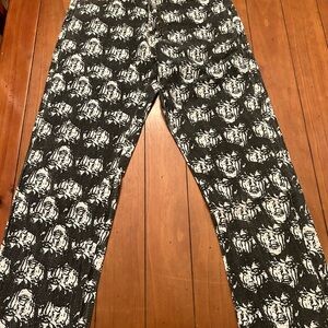 Face Chino pants in black and white.
